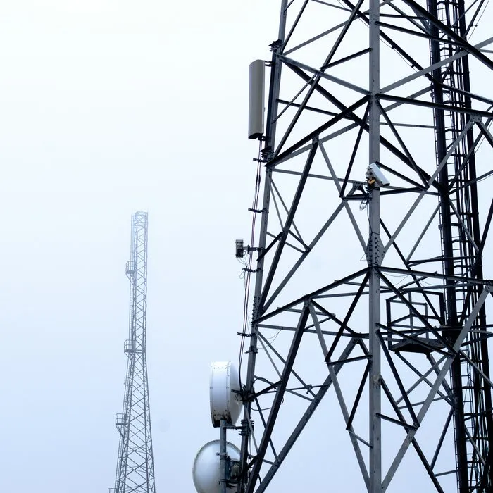 Telecommasten tegen een bleke lucht